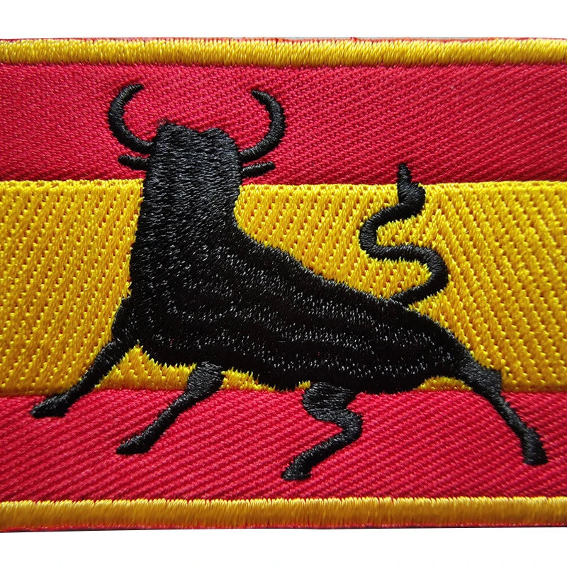 Detalle del bordado del parche con toro